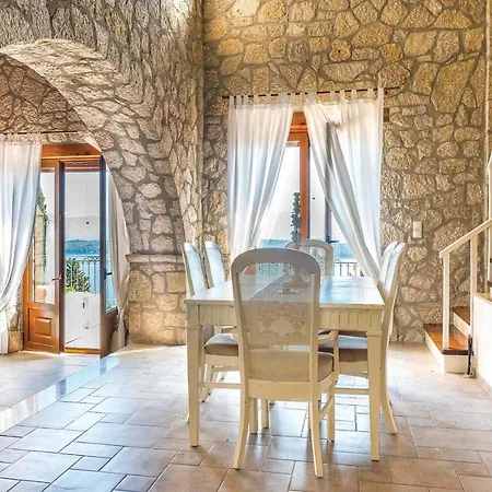 Perigiali Sleeps 6 Air Con Wifi